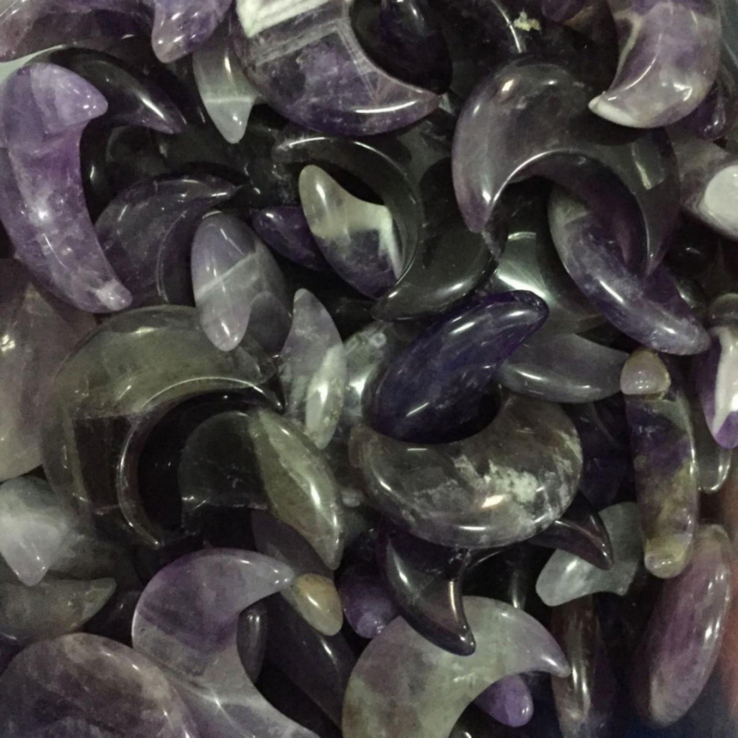 حجر الشفاء الطبيعي المنحوت على شكل قمر بلوري