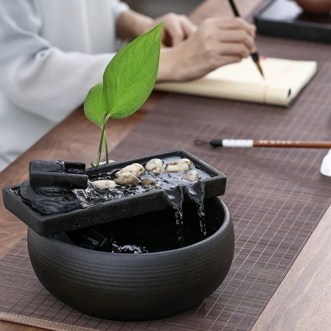 Juego de fuente de agua de cerámica negra pequeña para interiores de Fengshui | Decoración de agua corriente con piedra de tinta | Fuente de mesa de té de la suerte | Regalo zen para la oficina