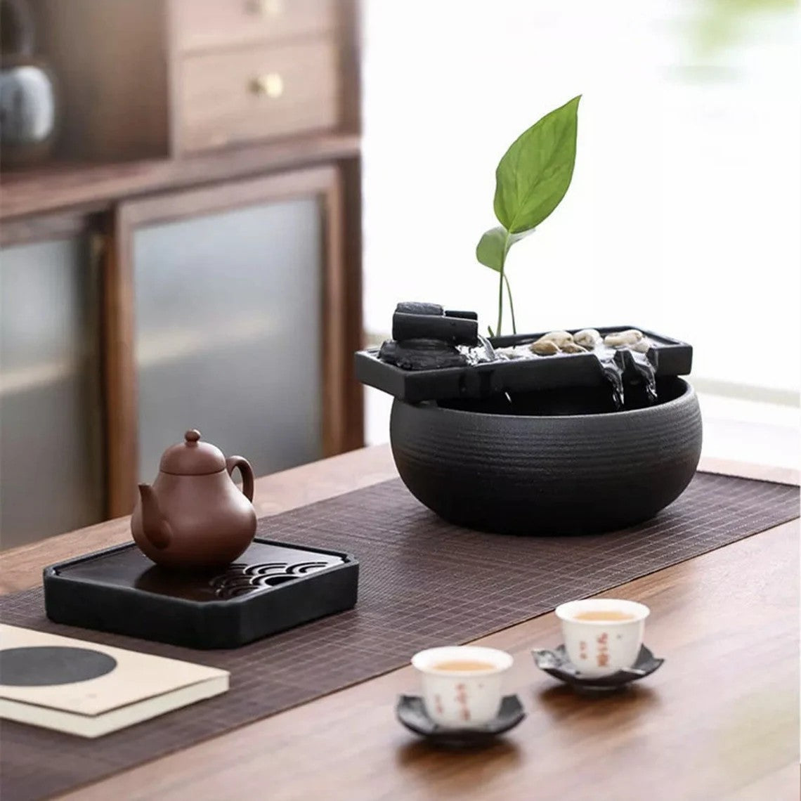 Juego de fuente de agua de cerámica negra pequeña para interiores de Fengshui | Decoración de agua corriente con piedra de tinta | Fuente de mesa de té de la suerte | Regalo zen para la oficina