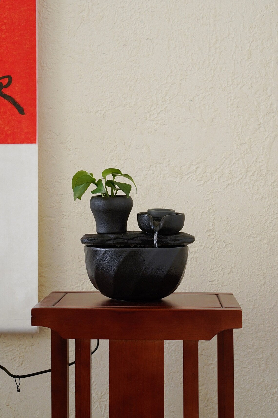 Juego de fuente de agua de cerámica negra japonesa pequeña para interiores | Decoración de agua corriente de la fortuna | Fuente de mesa de té de la suerte | Regalo zen de bendición de oficina