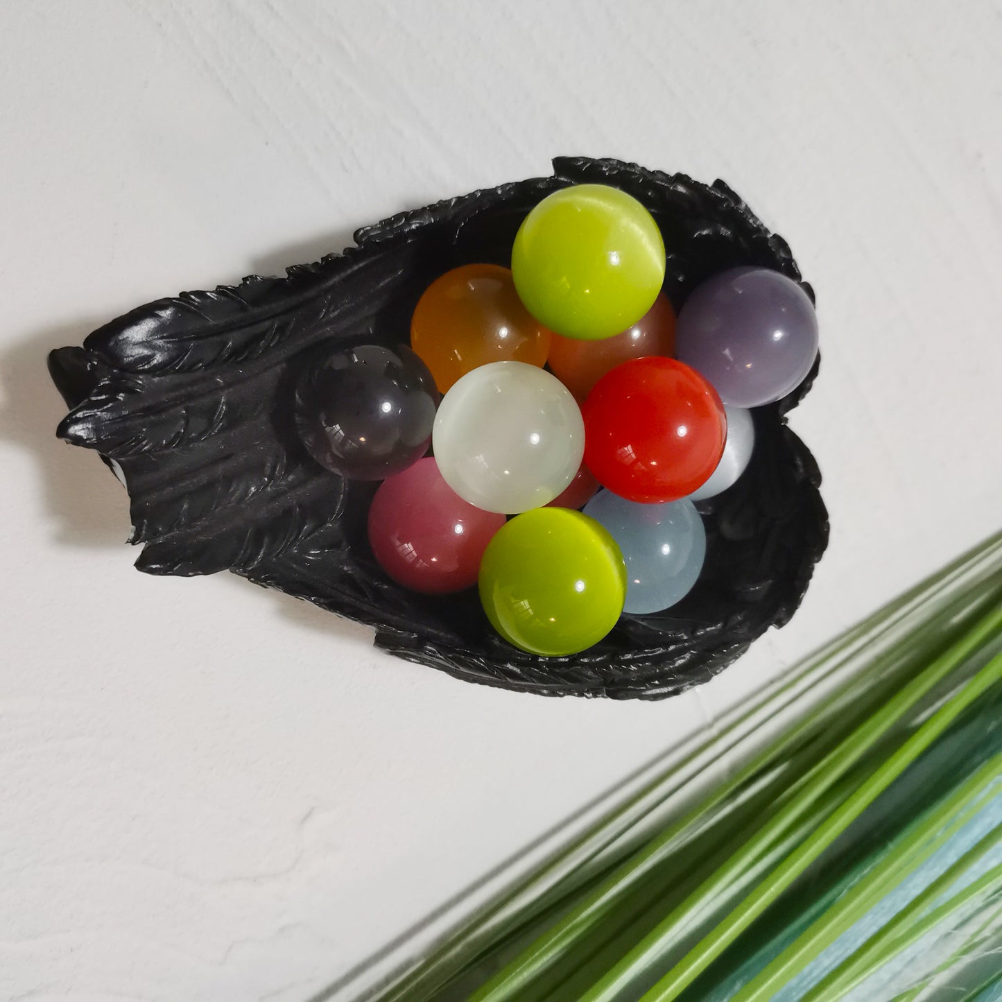 Colección de rocas y esferas de piedra pulida con forma de ojo de gato y cristales naturales curativos