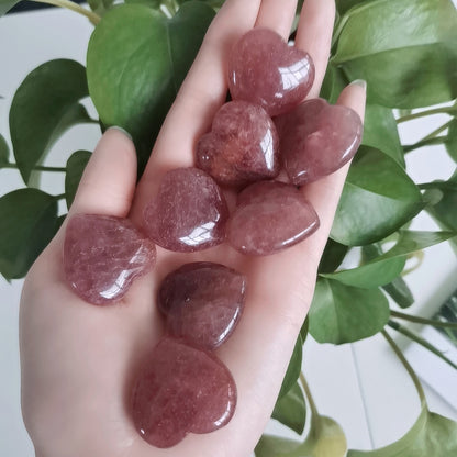 Piedra de bolsillo de cuarzo fresa roja natural con forma de corazón de cristal