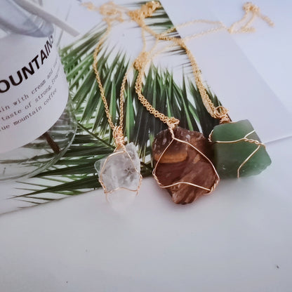 Collar con colgante de piedra de cristal en bruto para mujer, con cristales de chakras irregulares envueltos en alambre