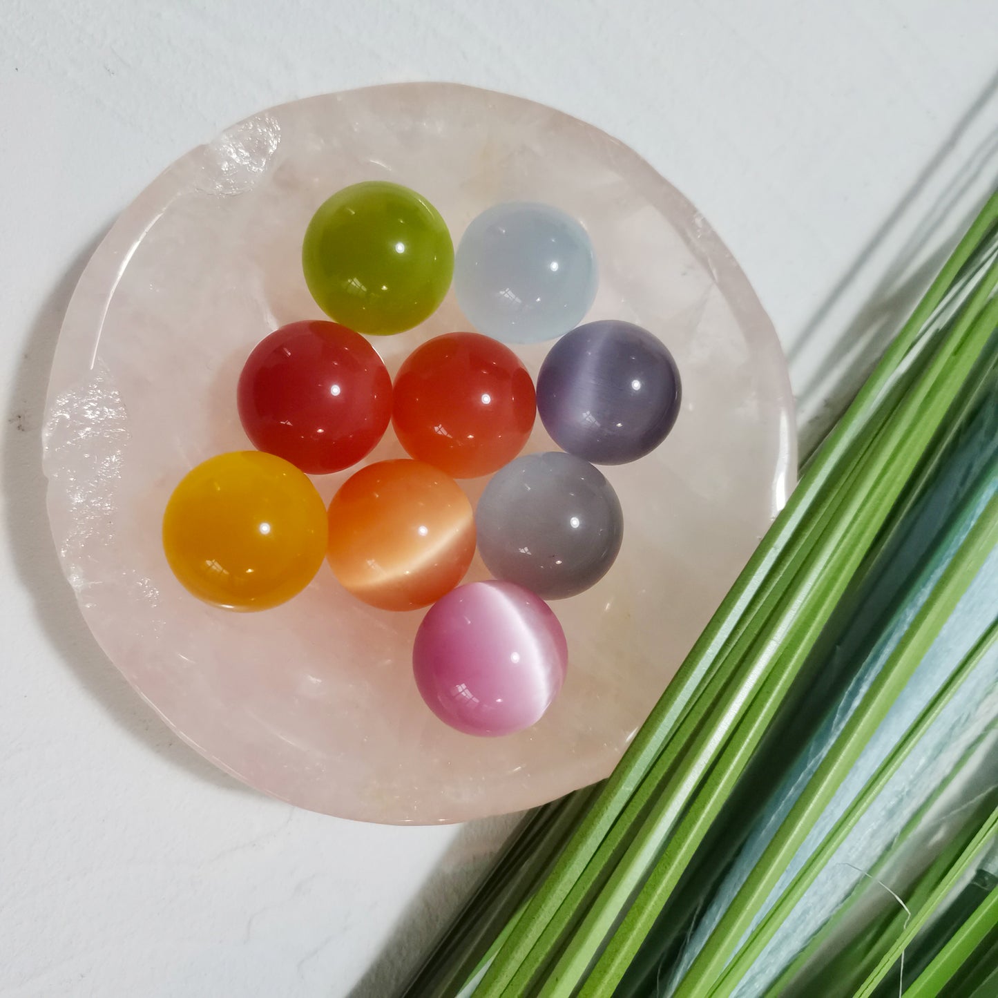 Colección de rocas y esferas de piedra pulida con forma de ojo de gato y cristales naturales curativos