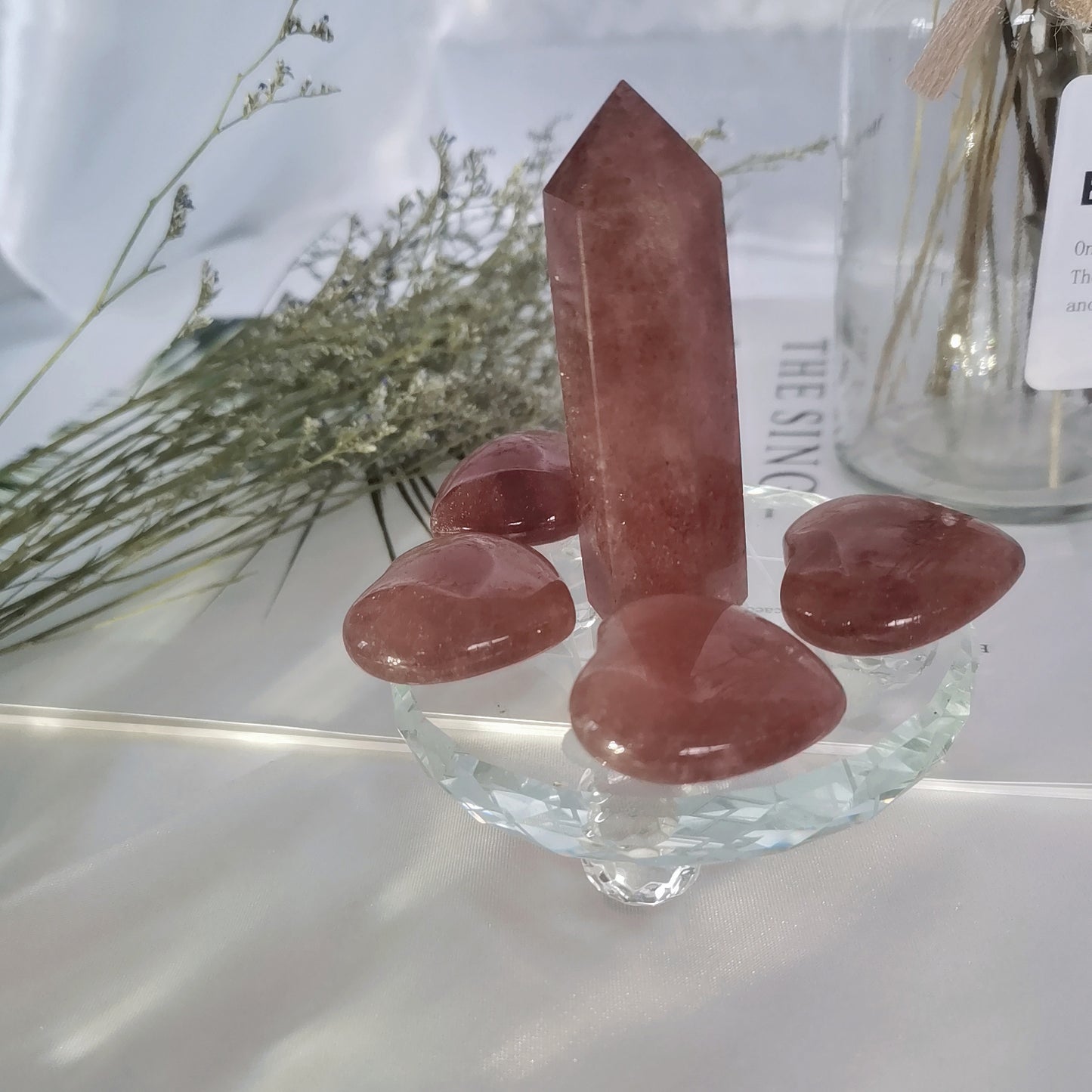 Piedra de bolsillo de cuarzo fresa roja natural con forma de corazón de cristal