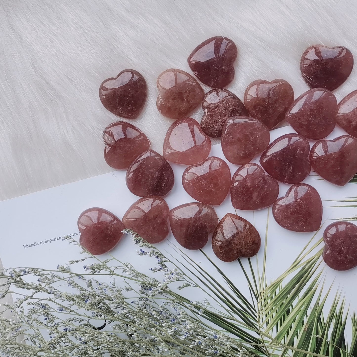 Piedra de bolsillo de cuarzo fresa roja natural con forma de corazón de cristal