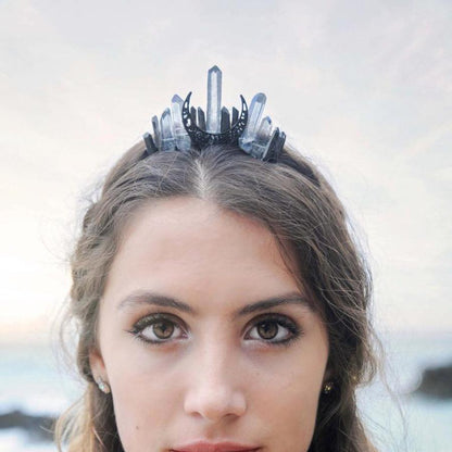 Tiara nupcial de aleación con forma de luna negra de cuarzo y diadema de cristal crudo sintético hecha a mano