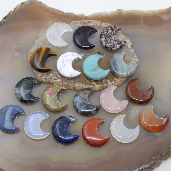 حجر الشفاء الطبيعي المنحوت على شكل قمر بلوري