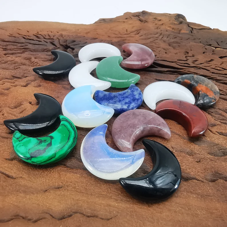 حجر الشفاء الطبيعي المنحوت على شكل قمر بلوري