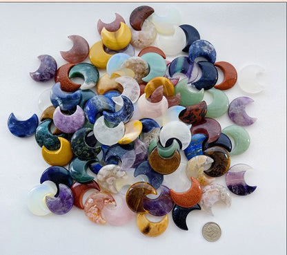 حجر الشفاء الطبيعي المنحوت على شكل قمر بلوري