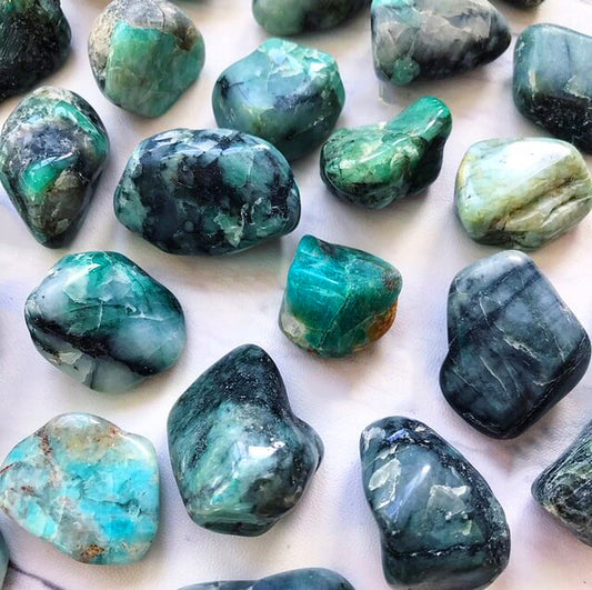 EMERALD TUMBLED STONE