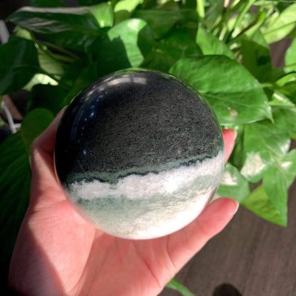 Natural yin yang jade sphere/natural/crystal/jade/balance/healing/black/white/culture